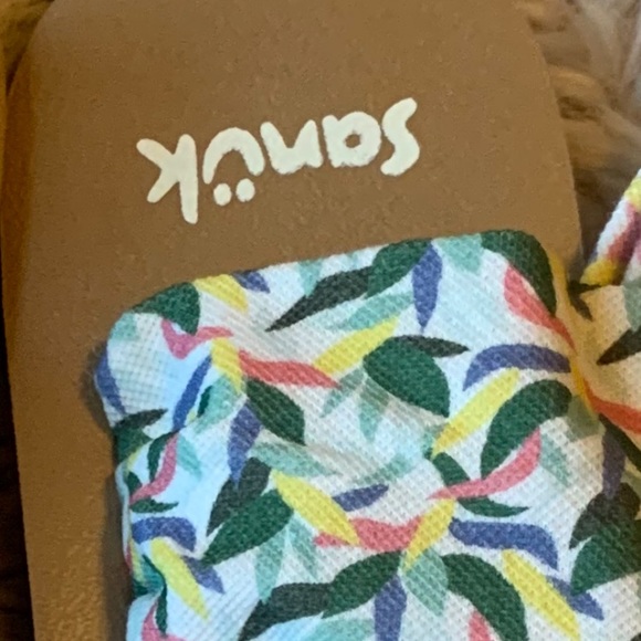 NWT Sanuk sandals - Picture 4 of 4